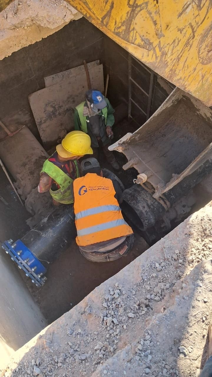 Équipe travaillant sur infrastructure hydraulique